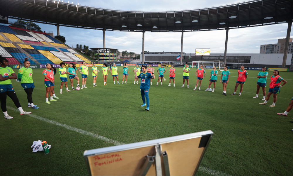 Arthur Elias em treino da Seleção brasileira de futebol feminino