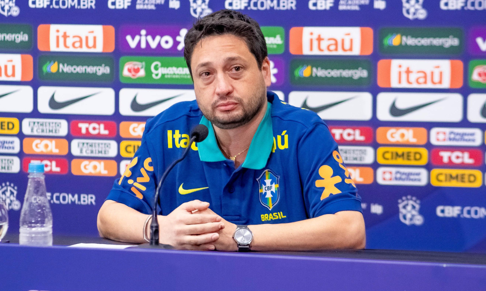 Arthur Elias durante convocação da seleção feminina de futebol