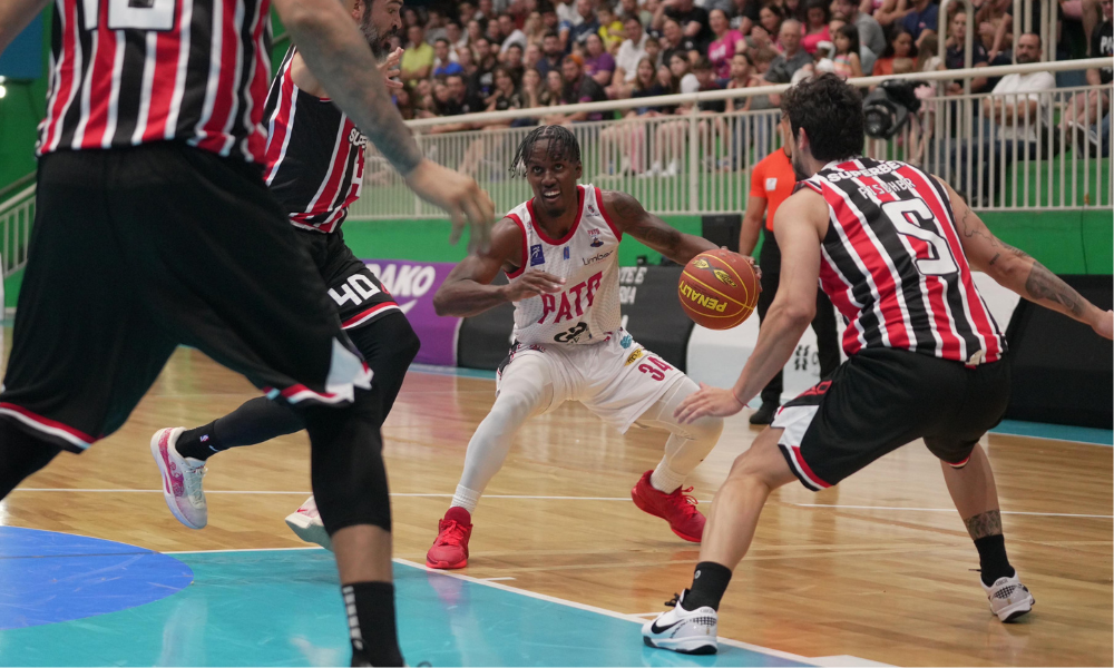 Nate Barnes no jogo entre Pato Basquete e São Paulo no NBB