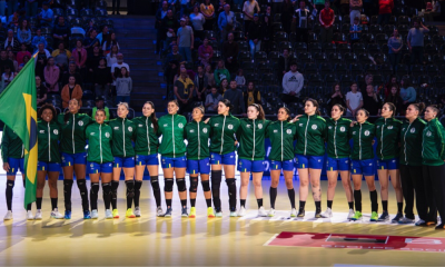 Seleção brasileira de handebol feminino no jogo entre Brasil e Romênia no