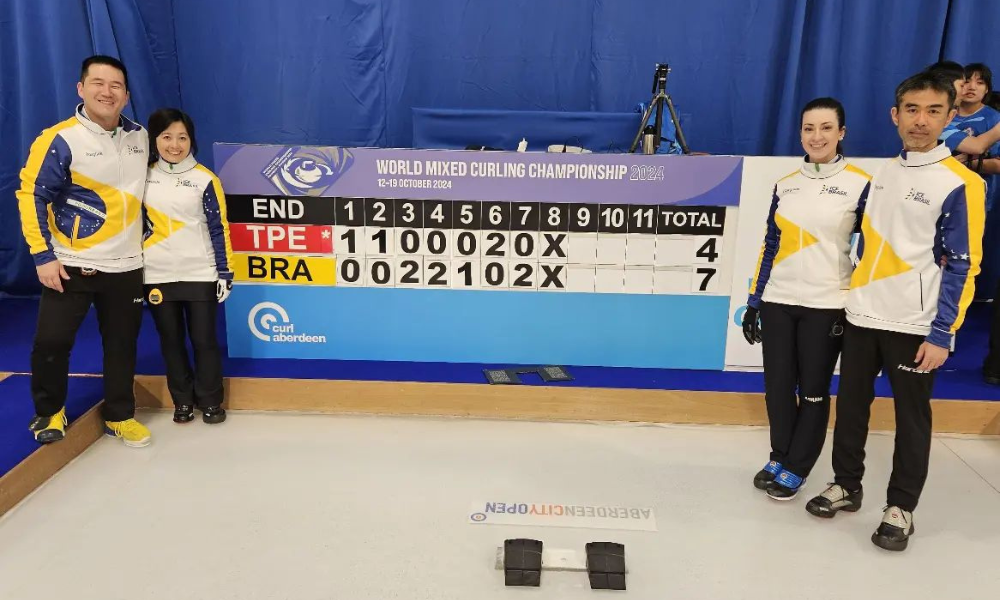 Equipe do Brasil após o jogo contra Taiwan no Mundial de equipes mistas de curling na Escócia