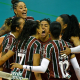 jogadoras do Fluminense comemoram ponto contra o Sesc Flamengo no Carioca de vôlei feminino