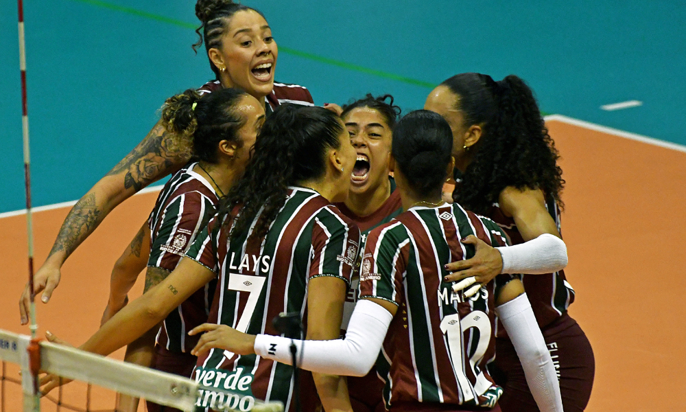 jogadoras do Fluminense comemoram ponto contra o Sesc Flamengo no Carioca de vôlei feminino