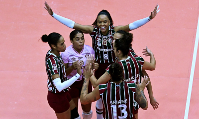 Jogadoras do Fluminense comemoram ponto contra o Abel Moda Brusque na Superliga Feminina de vôlei