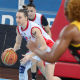 Leila conduz a bola no jogo entre Ituano e Campinas no Paulista de basquete feminino