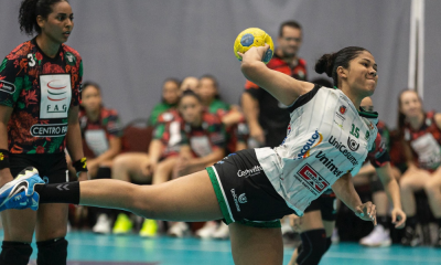 Jogadora do Maringá em jogo da Liga Nacional de handebol feminino