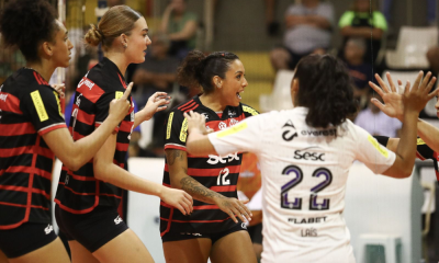 atletas do Sesc Flamengo comemoram ponto contra o Fluminense no Carioca de vôlei feminino