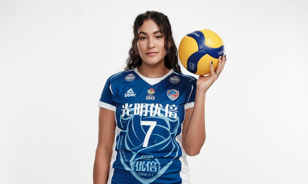 Tainara Santos com a camisa do Shanghai na Liga Chinesa de voleibol