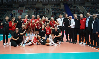 Julia Bergmann e atletas do THY comemoram vitória na Liga Turca de vôlei