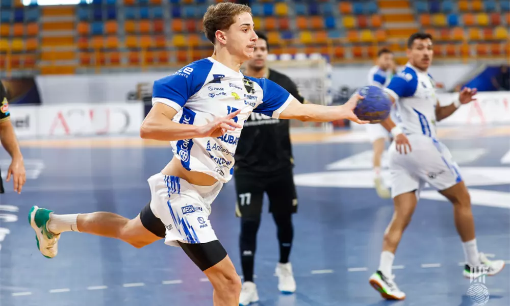 Vinicius Stache do Taubaté faz arremesso em jogo do Superglobe