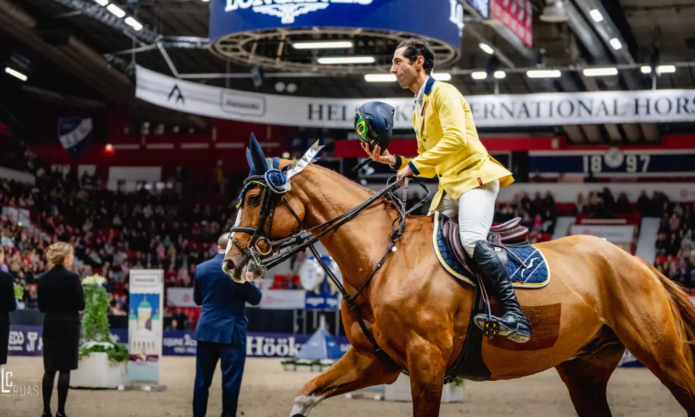 Yuri Mansur compete no Grand Prix de Helsinque