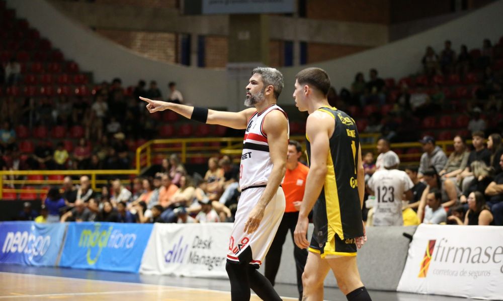 André Góes completou 500 jogos no NBB, mas o São Paulo foi derrotado pelo Mogi e perdeu a invencibilidade na temporada