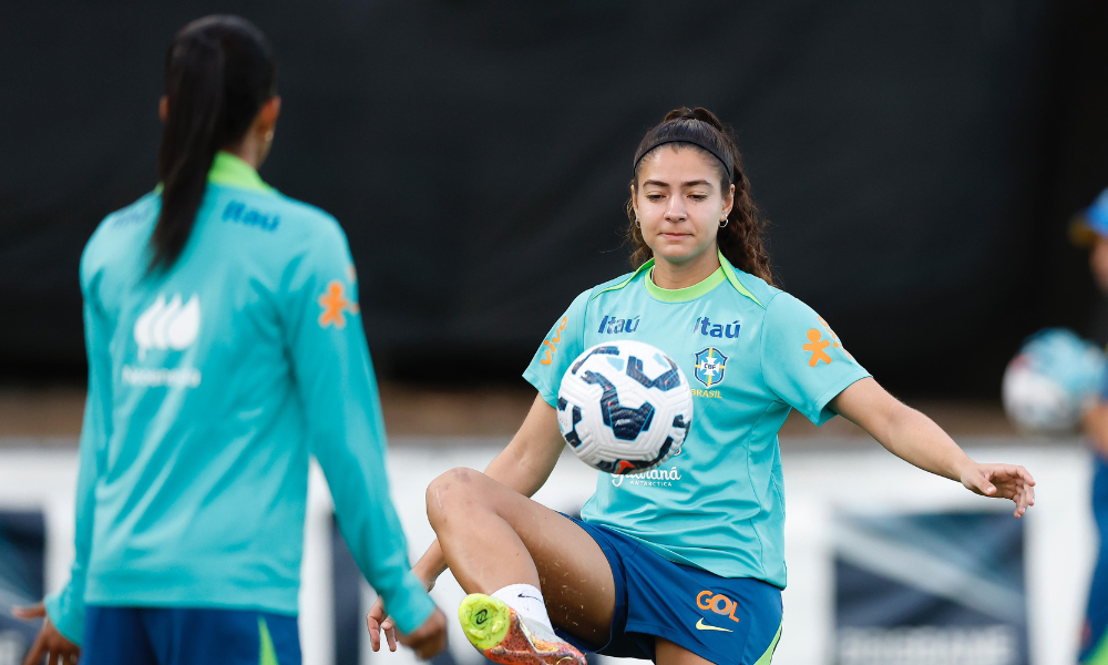 Angelina em treino da Seleção Feminina de futebol