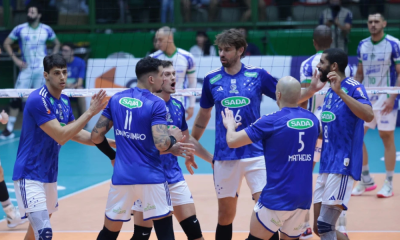 Jogadores do Sada Cruzeiro na vitória contra o Joinville Vôlei pela Superliga