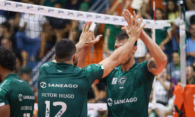 Jogadores do Goiás comemorando um ponto contra o Praia Clube pela Superliga