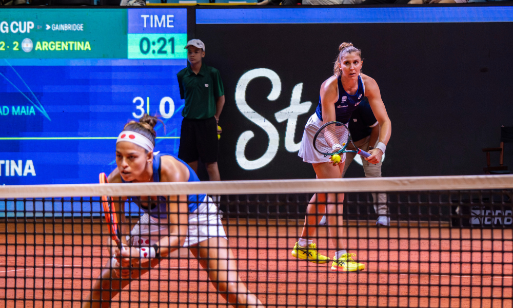 Bia Haddad Maia e Carol Meligeni no jogo contra as Argentinas nos playoffs da Billie Jean King Cup