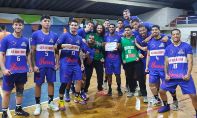 Jogadores do Guarulhos comemorando uma vitória no Super Paulistão