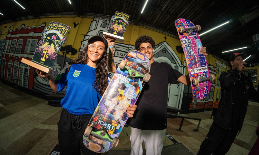 Wallace Gabriel e Maria Lúcia comemorando o título no Drop Dead Skate Pro, no Circuito Brasileiro de skate street