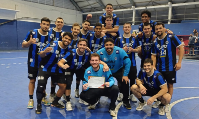 Equipe do Pinheiros celebrando a vitória no primeiro jogo da semifinal do Super Paulistão (Divulgação/ECP)