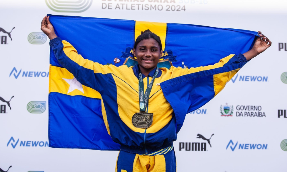 Viviany de Lima com o ouro no salto triplo do Brasileiro Sub-16 de atletismo (Gustavo Alves/CBAt)