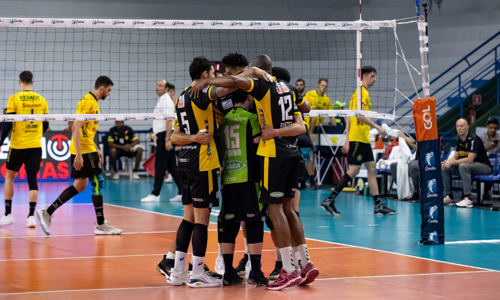 Comemoração dos jogadores do Praia Clube na vitória sobre o Guarulhos pela Superliga (Bruno Cunha/Praia Clube)