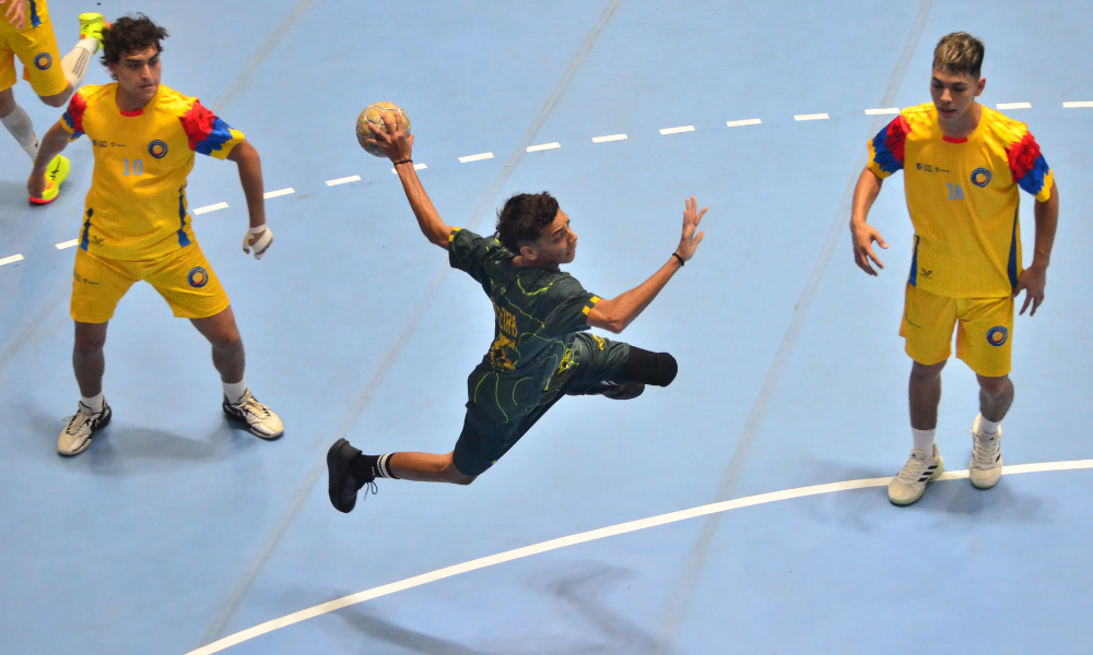 Confronto entre Brasil e Colômbia, válido pelo Sul-Centro Americano Juvenil de handebol (Foto: Carlos Montealto/CoSCABal)