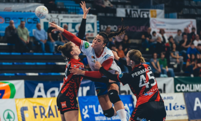 Giulia Guarieiro finalizando em partida do Campeonato Espanhol de handebol (Divulgação/BM Granollers)