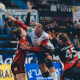 Giulia Guarieiro finalizando em partida do Campeonato Espanhol de handebol (Divulgação/BM Granollers)