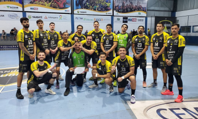 Jogadores do Handebol Taubaté celebrando vitória no Super Paulistão (Reprodução/Instagram/@handeboltaubate)