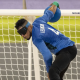 Leomon Moreno, que atuará pelo Santos-SP, realiza arremesso da bola de goalball durante treino da Seleção Brasileira (Foto: Ale Cabral/CPB)