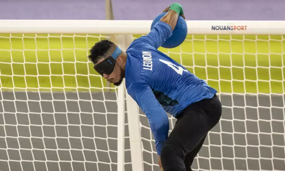 Leomon Moreno, que atuará pelo Santos-SP, realiza arremesso da bola de goalball durante treino da Seleção Brasileira (Foto: Ale Cabral/CPB)