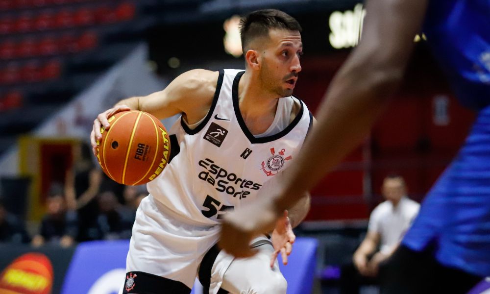 Elinho deu 15 assistências contra o Brasília, mas o Corinthians foi derrotado em jogo válido pelo NBB