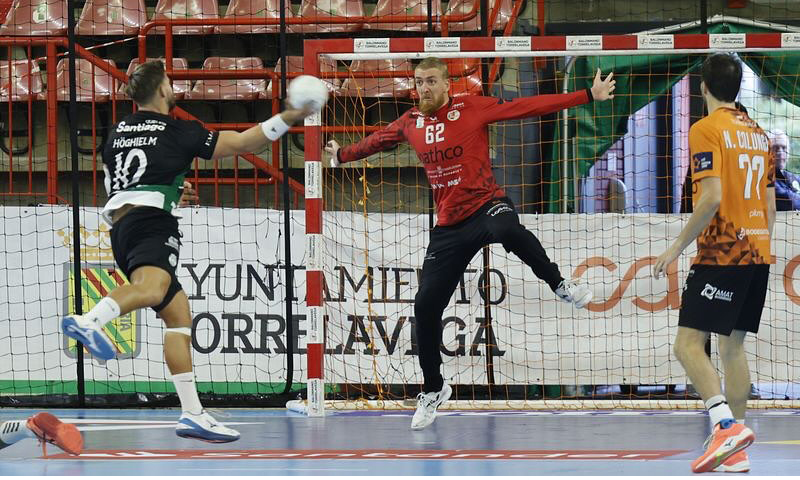 Na imagem, goleiro Leonardo Ferrugem defendendo o gol do Torrelavega.