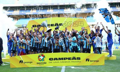 Na imagem, jogadoras do Grêmio comemorando o título do campeonato gaúcho.