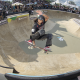 Na imagem, Isadora Pacheco encaixando uma de suas manobras no bowl.