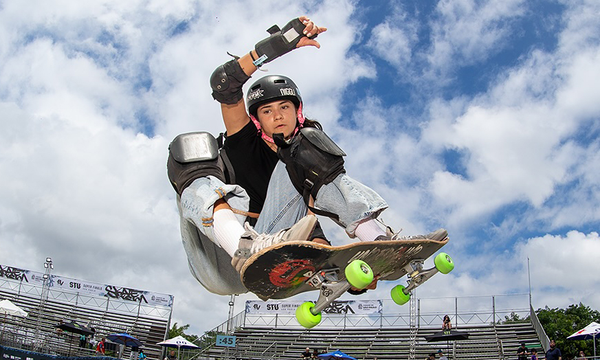 Na imagem, Isadora Pacheco encaixando uma de suas manobras no bowl.