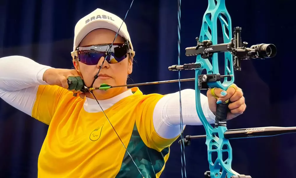 Na imagem, Jane Karla Gogel antes de um de seus disparos com o arco.