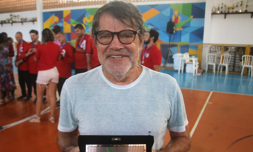 Paulo Sérgio posa durante Regional Sudeste 1 deste ano, no IBC, com uma placa de homenagem que recebeu da CBDV pelos serviços prestados ao goalball e ao movimento paralímpico. Foto: Renan Cacioli/ CBDV.