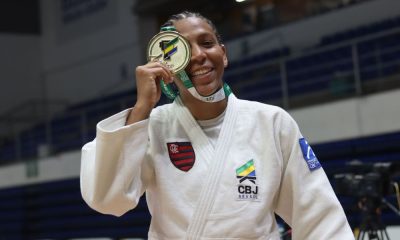 Rafaela Silva posa com a medalha conquistada pelo título de campeã brasileira de judô na categoria até 63 kg