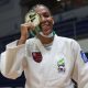 Rafaela Silva posa com a medalha conquistada pelo título de campeã brasileira de judô na categoria até 63 kg