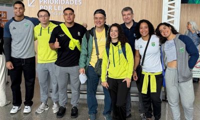 Na imagem, Seleção brasileira sub-20 de levantamento de peso antes do embarque para Argentina.