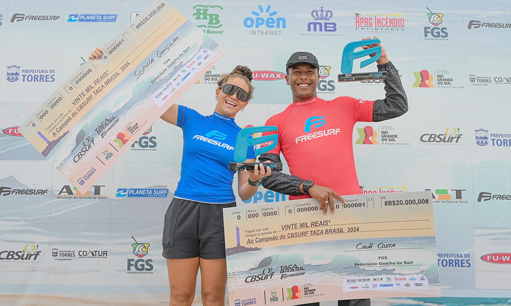 Na imagem, Sophia Gonçalves e Cauã Costa no pódio, comemorando a vitória da etapa.