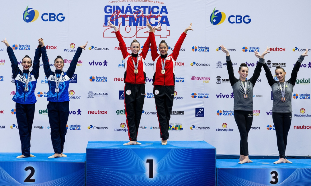 Pódio das duplas no Brasileiro de ginástica rítmica com Ana Luisa Neiva e Maria Scandian no centro