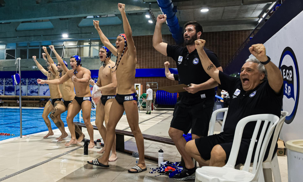 Jogadores do Pinheiros comemoram vaga na final da Liga Nacional de Polo Aquático