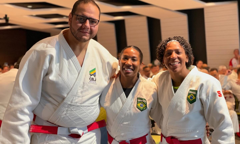 Rafael Silva Baby, Ketleyn Quadros e Rafaela Silva posam para foto com as faixas corais de kodansha