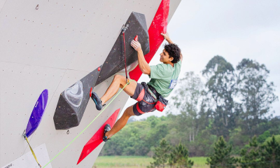 Rodrigo Hanada escala o boulder na Copa Sul-Americana de escalada