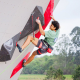 Rodrigo Hanada escala o boulder na Copa Sul-Americana de escalada