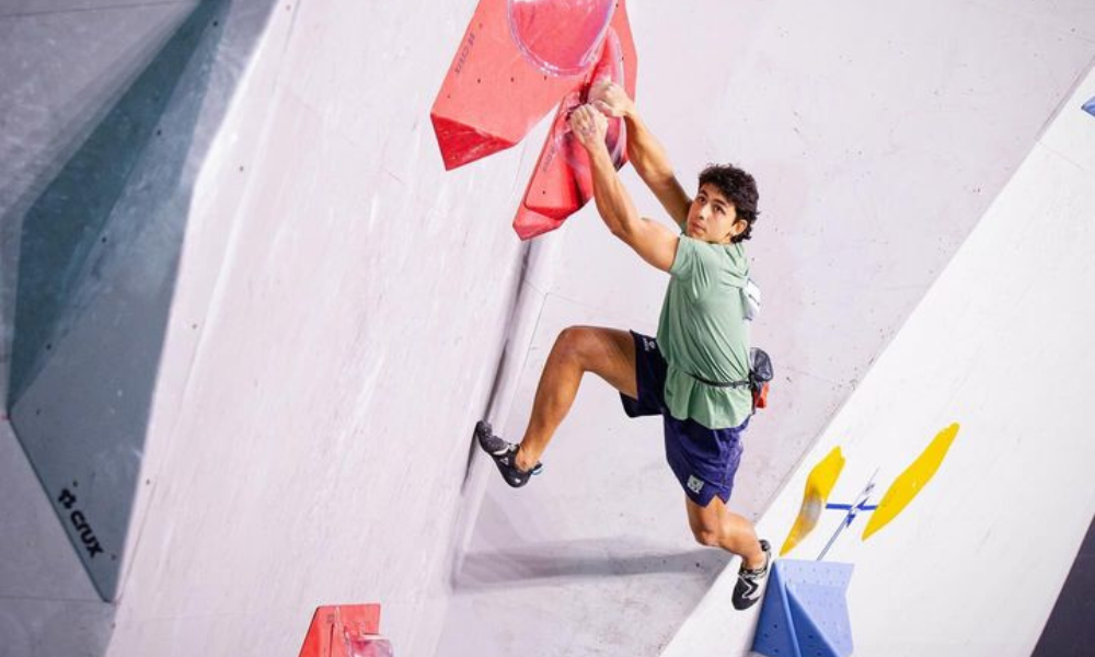 Rodrigo Hanada escala o boulder na Copa Sul-Americana de escalada