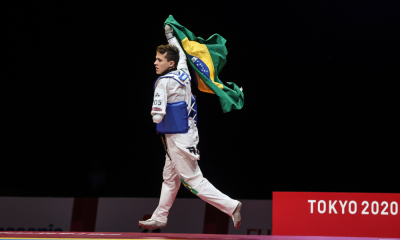 Nathan Torquato pula com uma bandeira do Brasil para comemorar ouro nos Jogos Paralímpicos de Tóquio