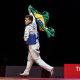 Nathan Torquato pula com uma bandeira do Brasil para comemorar ouro nos Jogos Paralímpicos de Tóquio